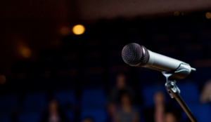 Scopri di più sull'articolo Audio parlato negli eventi: perché è più difficile da gestire della musica?